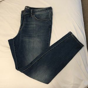 Universal thread. Size 16. Jeans.